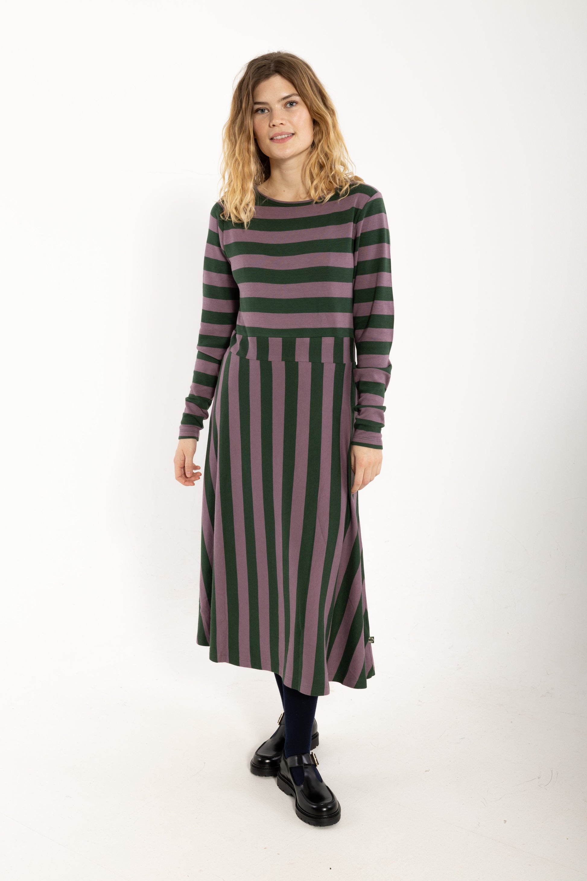 Kleid mit Blockstreifen, Oberteil enganliegend und Rockteil weit schwingend, die Farben oliv und pflaume bilden das perfete Herbstmatch.