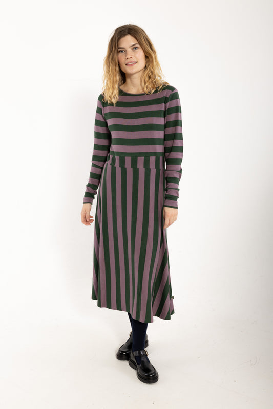 Kleid mit Blockstreifen, Oberteil enganliegend und Rockteil weit schwingend, die Farben oliv und pflaume bilden das perfete Herbstmatch.