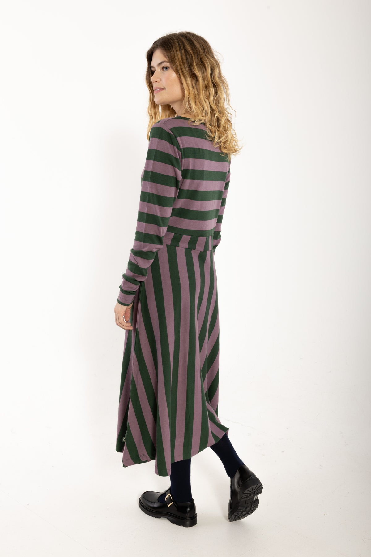 Kleid mit Blockstreifen, Oberteil enganliegend und Rockteil weit schwingend, die Farben oliv und pflaume bilden das perfete Herbstmatch.