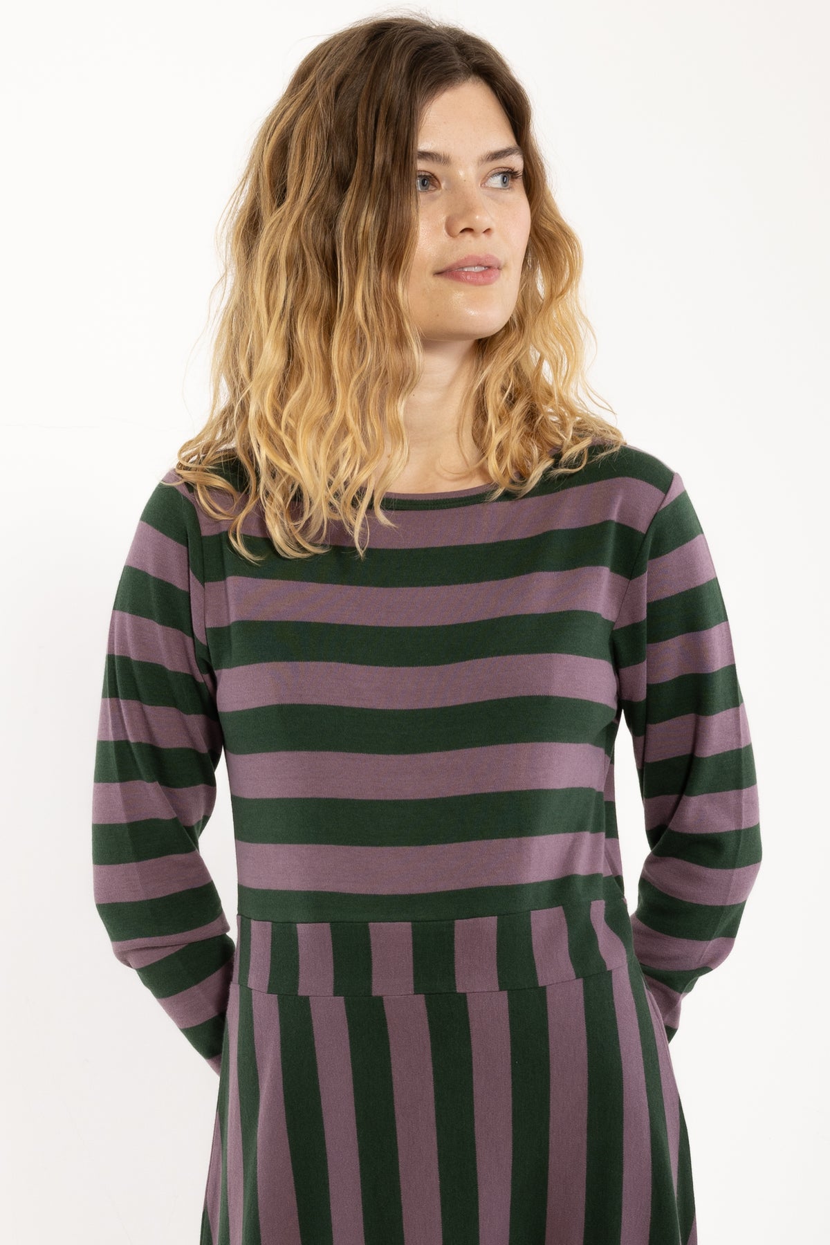Kleid mit Blockstreifen, Oberteil enganliegend und Rockteil weit schwingend, die Farben oliv und pflaume bilden das perfete Herbstmatch.