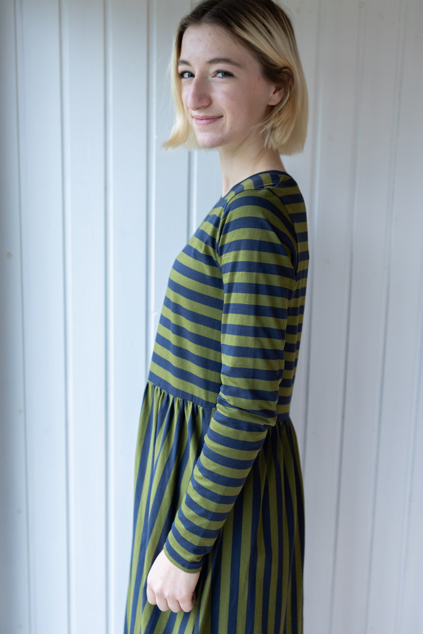 Jersey Ringelkleid mit langen Ärmeln von Danefae, blau und oliv.