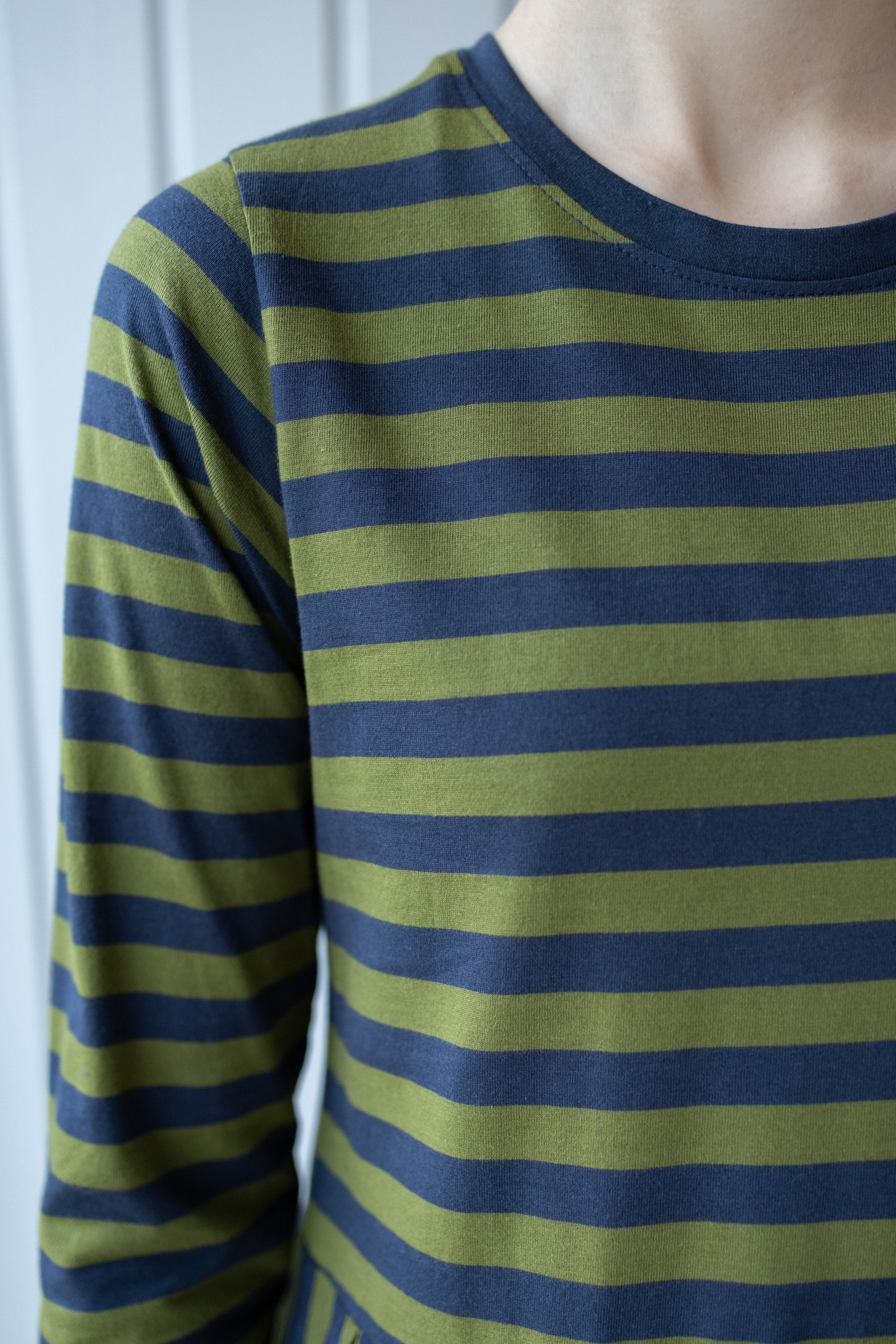 Jersey Ringelkleid mit langen Ärmeln von Danefae, blau und oliv.