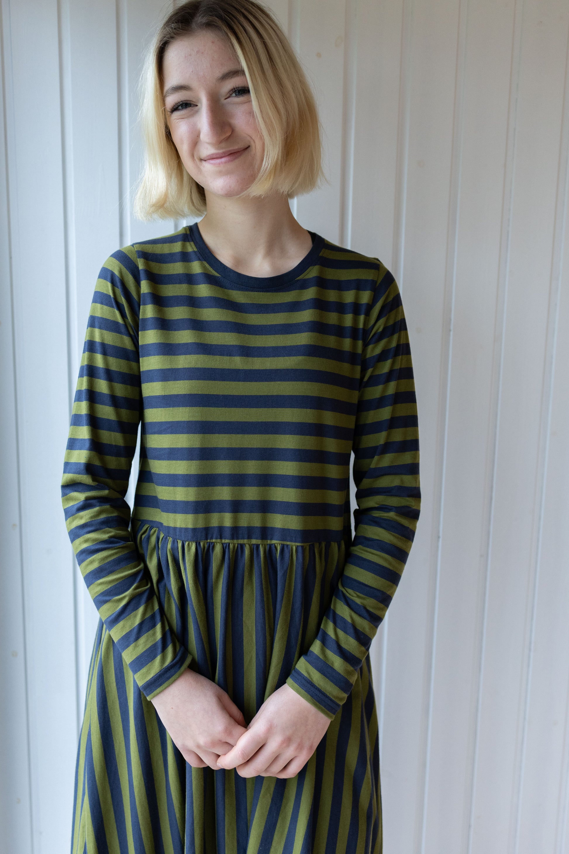 Jersey Ringelkleid mit langen Ärmeln von Danefae, blau und oliv.