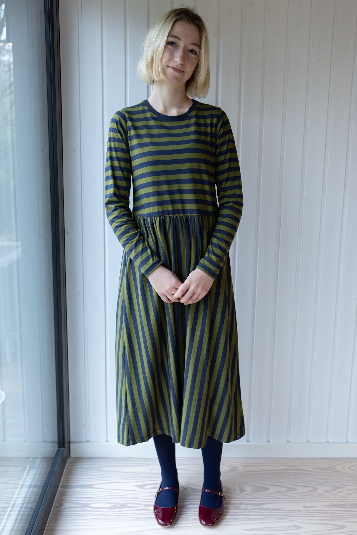 Jersey Ringelkleid mit langen Ärmeln von Danefae, blau und oliv.