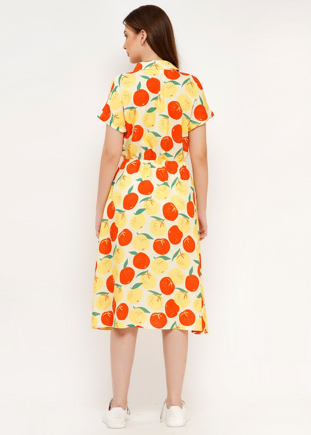 Knielanges Kleid, geknöpft mit Kragen und kurzem Ärmel, großer Print allover mit Zitrusfrüchten orangen und Zitronen und grünen Blättern.