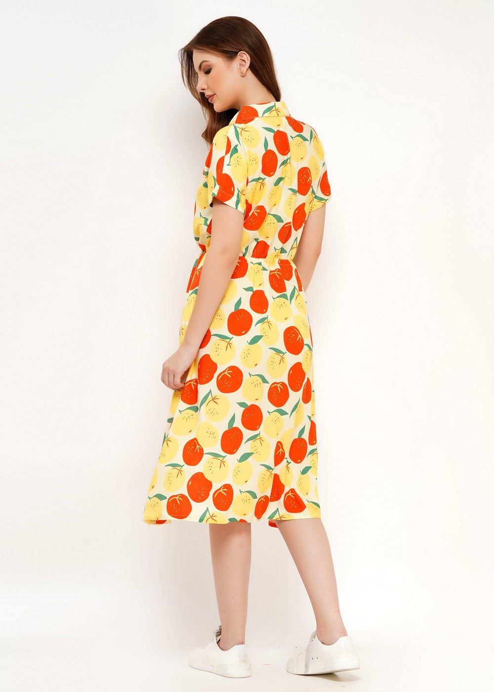 Knielanges Kleid, geknöpft mit Kragen und kurzem Ärmel, großer Print allover mit Zitrusfrüchten orangen und Zitronen und grünen Blättern.