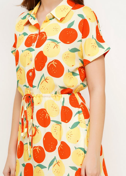 Knielanges Kleid, geknöpft mit Kragen und kurzem Ärmel, großer Print allover mit Zitrusfrüchten orangen und Zitronen und grünen Blättern.
