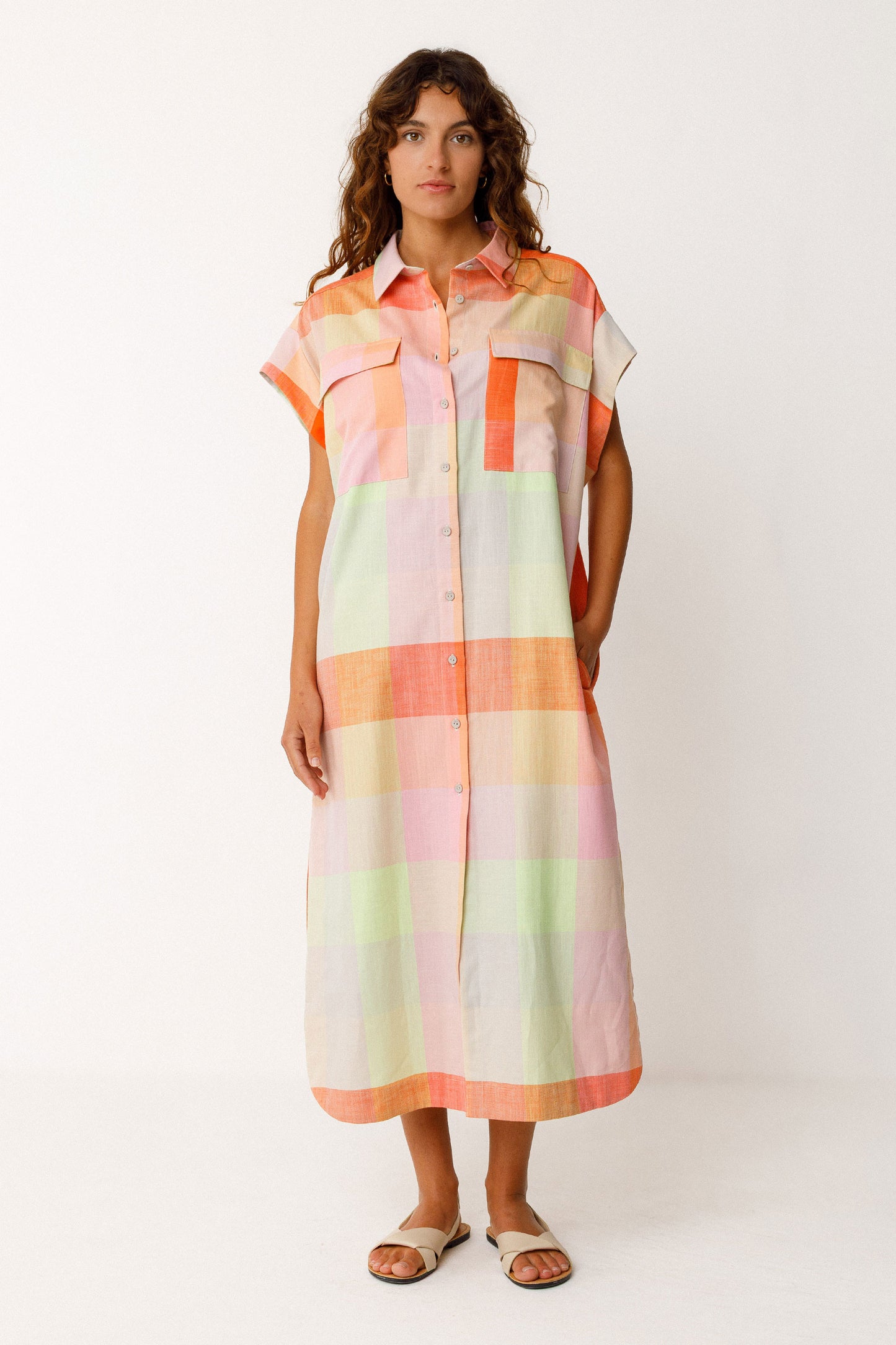 Karo Hemdkleid in frischen Sommerfarben, orange,rosa,mint, geknöpft und kurzärmlig.