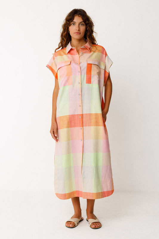 Karo Hemdkleid in frischen Sommerfarben, orange,rosa,mint, geknöpft und kurzärmlig.