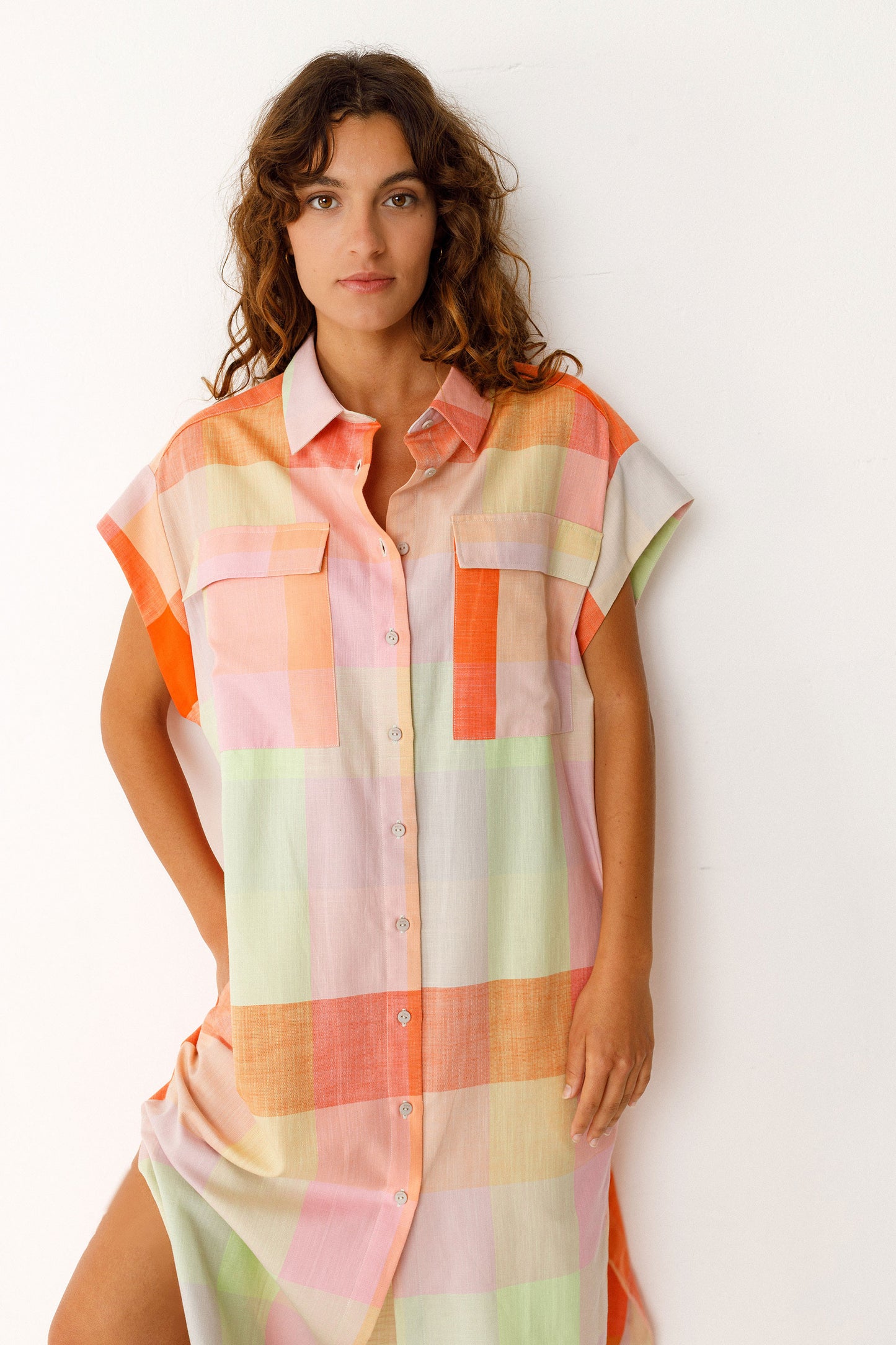 Karo Hemdkleid in frischen Sommerfarben, orange,rosa,mint, geknöpft und kurzärmlig.