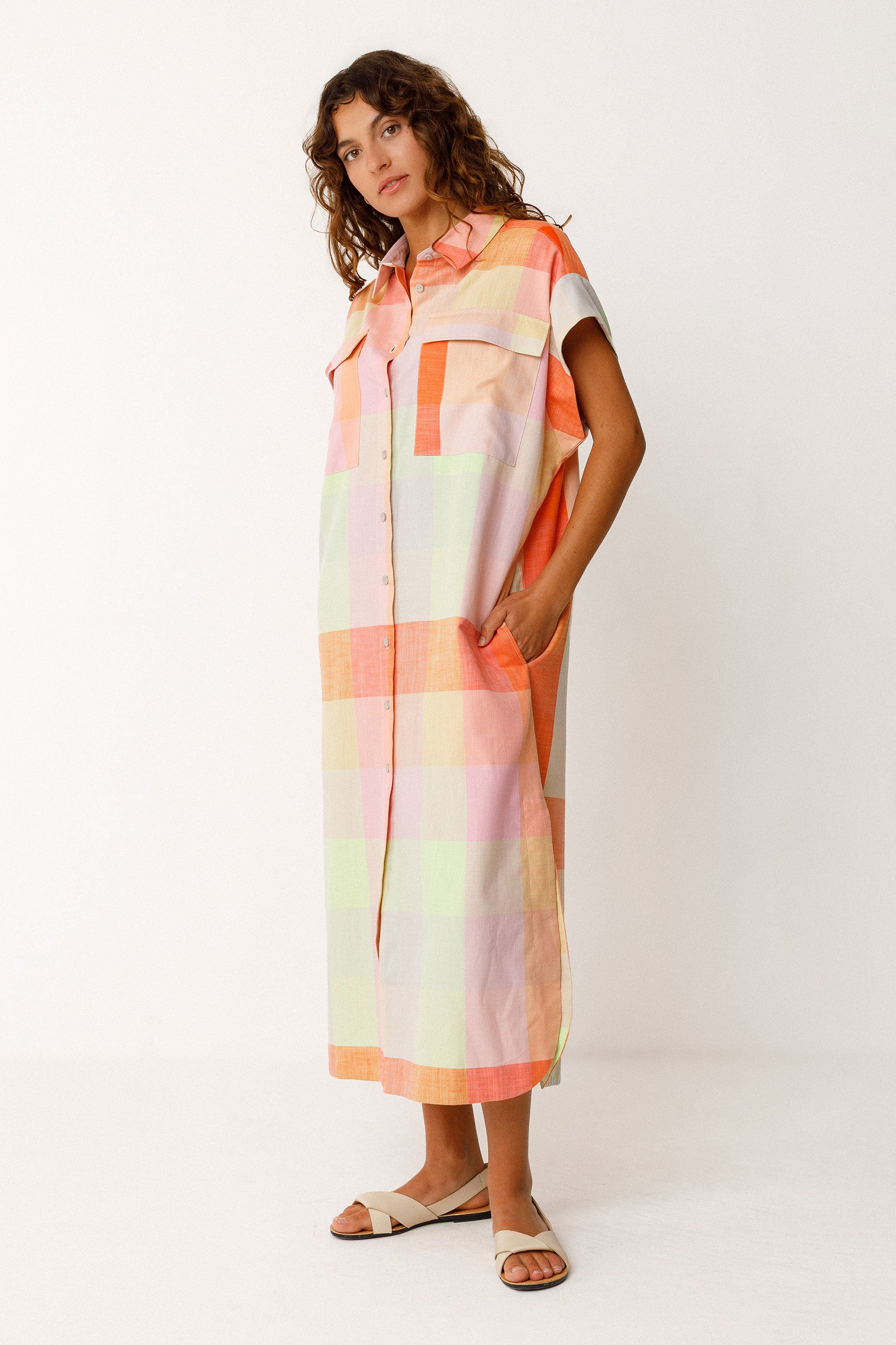 Karo Hemdkleid in frischen Sommerfarben, orange,rosa,mint, geknöpft und kurzärmlig.