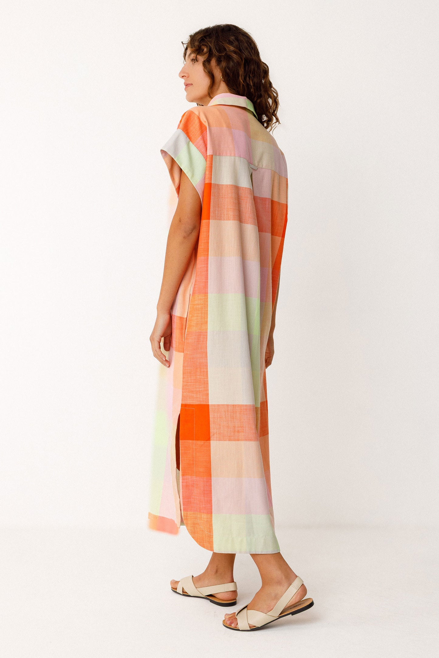 Karo Hemdkleid in frischen Sommerfarben, orange,rosa,mint, geknöpft und kurzärmlig.