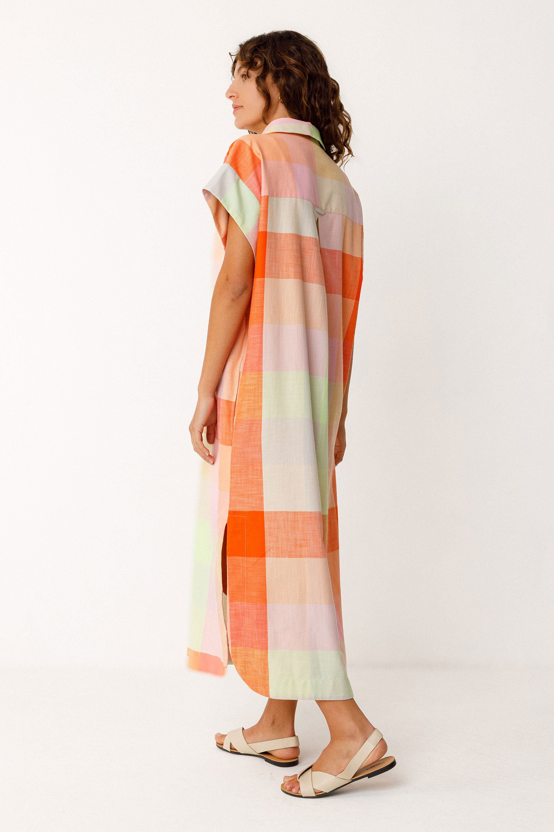 Karo Hemdkleid in frischen Sommerfarben, orange,rosa,mint, geknöpft und kurzärmlig.