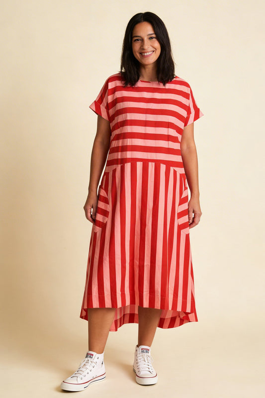 Über Wade langes Kleid, vorne kürzer, hinten Länger, mit Blockstreifen in pink und rot, looseft.