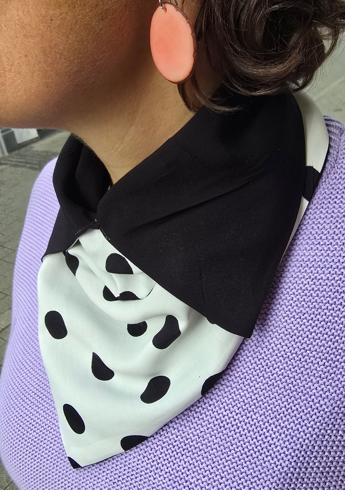Schalkragen weich und anschmiegsam aus viscose, Punkte auf eiss und schwarz.