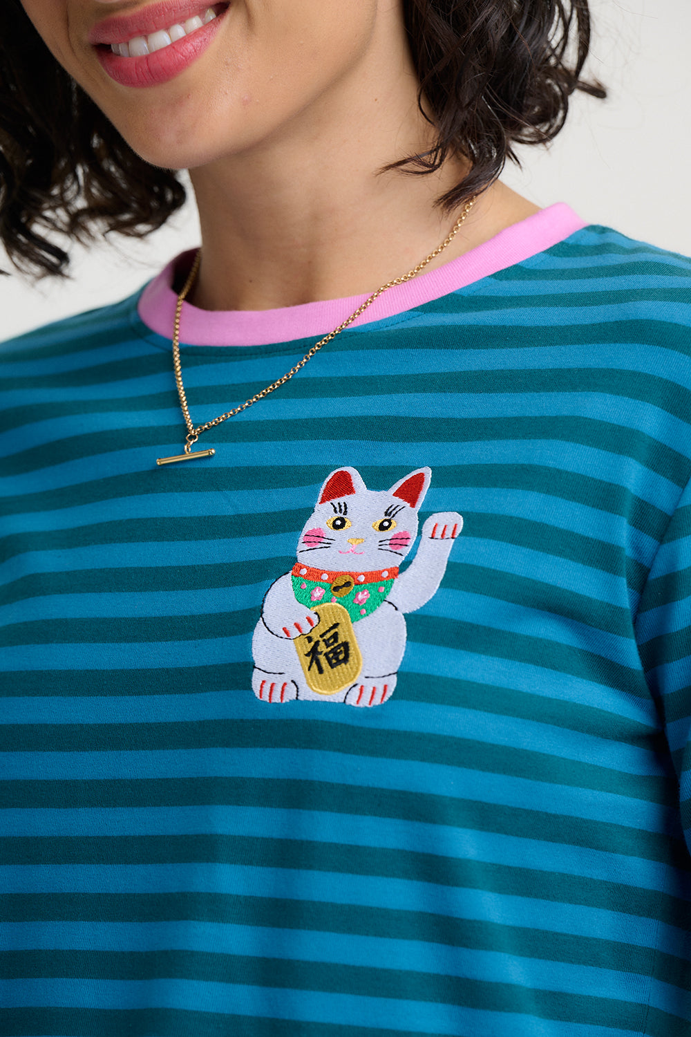 Langärmliges Ringeltop in petrol und türkis mit gestickter, weisser Winkekatze, lucky cat, im Brustereich aus weicher Biobaumwolle.
