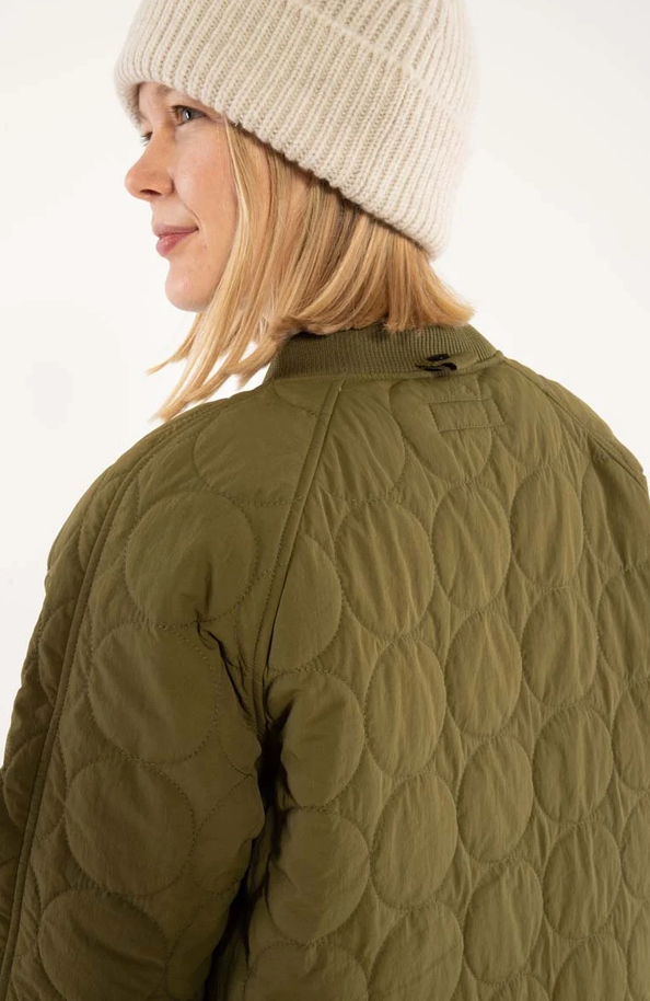 Wintermantel im Lagenlook Multifunktional mit abknöpfbarem Futtermantel und regendichtem Außenmantel, toller Allrounder in zeitlosem Oliv.