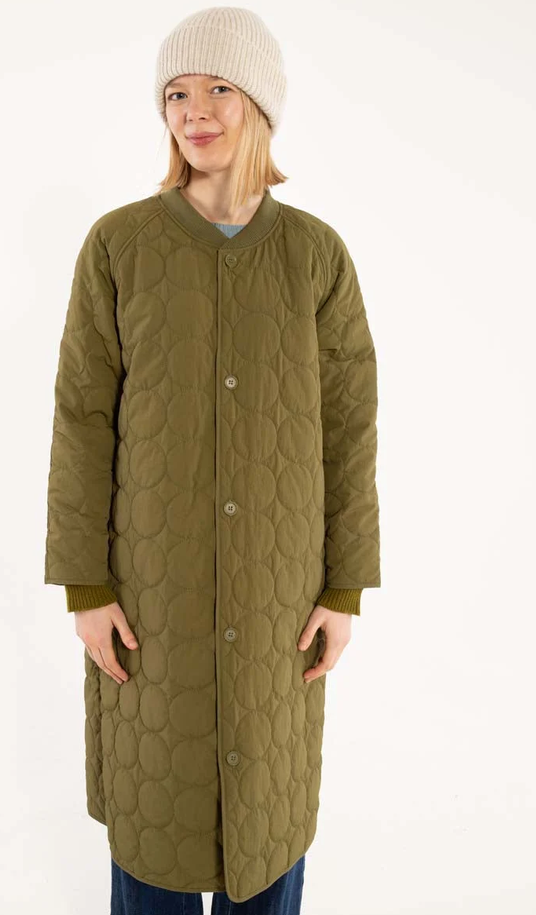 Wintermantel im Lagenlook Multifunktional mit abknöpfbarem Futtermantel und regendichtem Außenmantel, toller Allrounder in zeitlosem Oliv.
