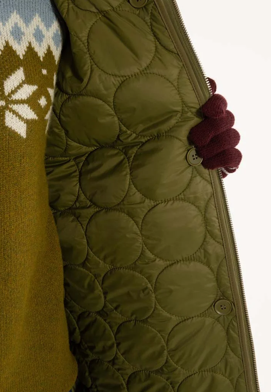 Wintermantel im Lagenlook Multifunktional mit abknöpfbarem Futtermantel und regendichtem Außenmantel, toller Allrounder in zeitlosem Oliv.