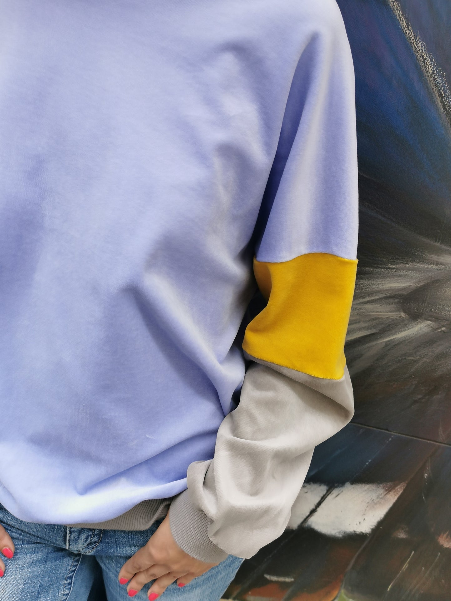 Weiches Organic Nicky Sweatshirt für Damen mit retro Colourblock Streifen am Ärmel.