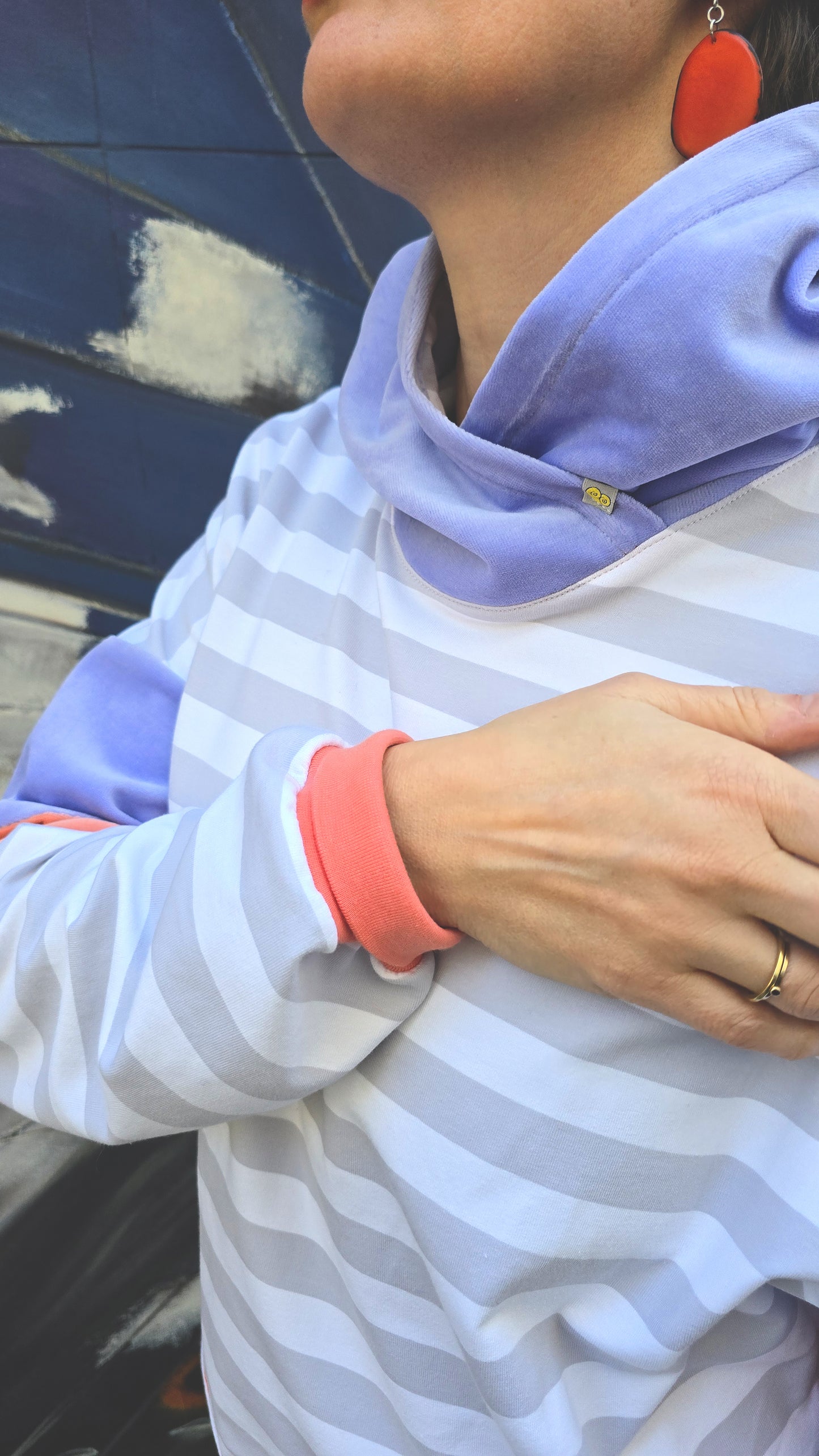 Hoody mit Blockstreifen in weiss und grau, die Kapuze ist aus fliederfarbenem Nicky und die Armbündchen sind apricot, frisch und retro 80ies Vibes.