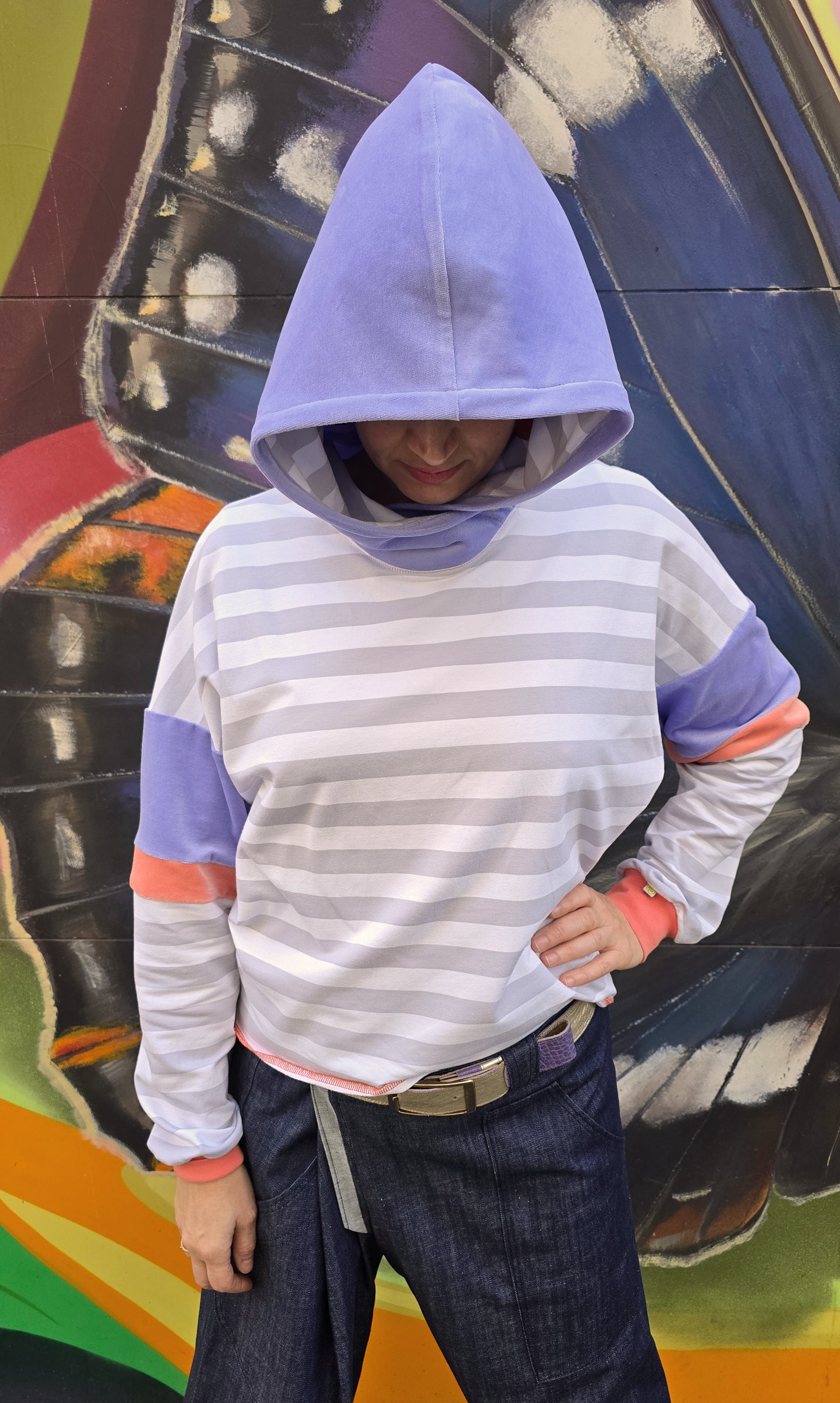 Hoody mit Blockstreifen in weiss und grau, die Kapuze ist aus fliederfarbenem Nicky und die Armbündchen sind apricot, frisch und retro 80ies Vibes.