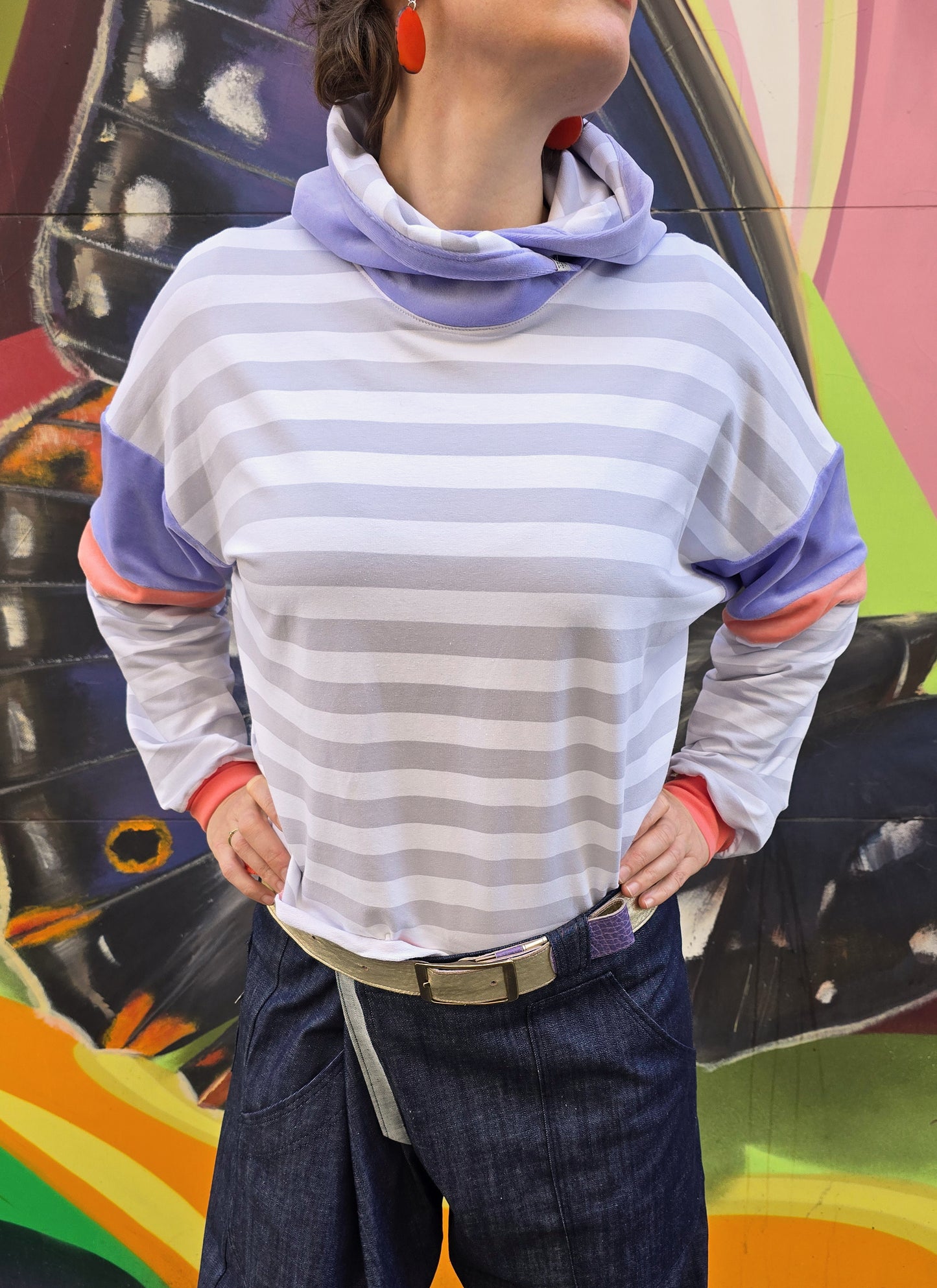 Hoody mit Blockstreifen in weiss und grau, die Kapuze ist aus fliederfarbenem Nicky und die Armbündchen sind apricot, frisch und retro 80ies Vibes.