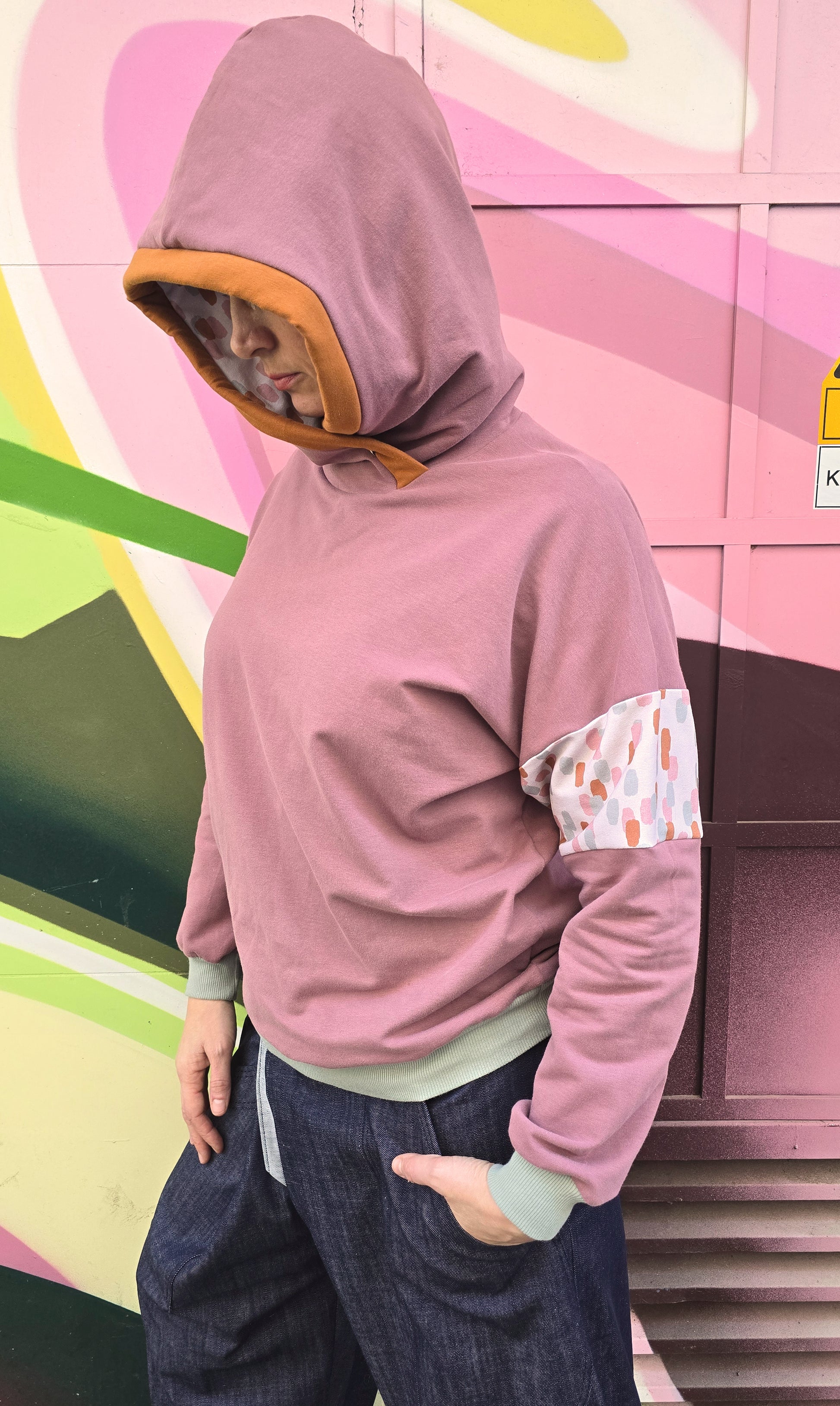 Kapuzenpullover in altrosa, mint und zimt, Akzent setzt ein getupfter Sweat und eine zimtfarbene Umrandung der Kapuze.