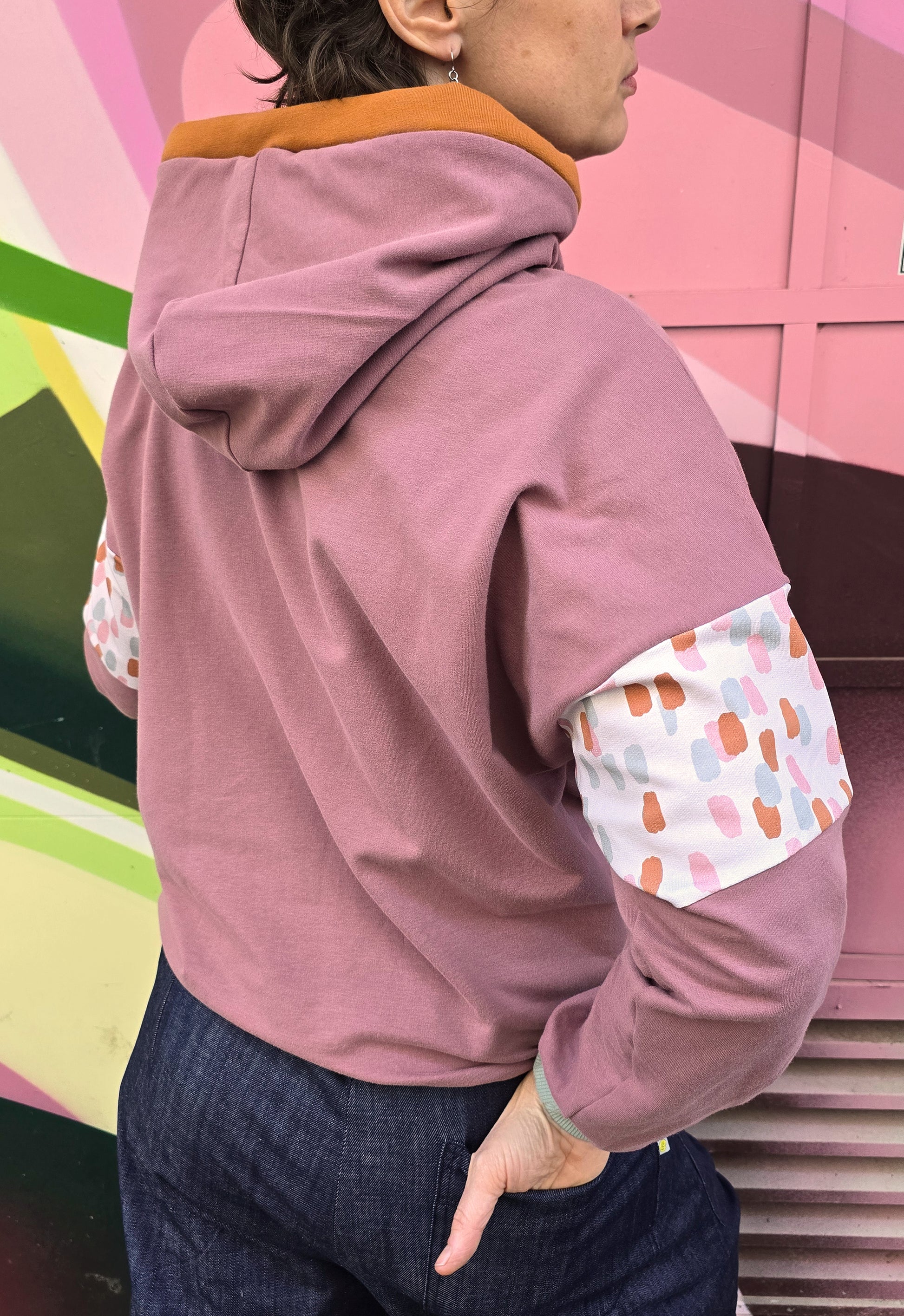 Kapuzenpullover in altrosa, mint und zimt, Akzent setzt ein getupfter Sweat und eine zimtfarbene Umrandung der Kapuze.