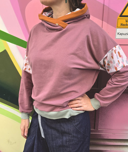 Kapuzenpullover in altrosa, mint und zimt, Akzent setzt ein getupfter Sweat und eine zimtfarbene Umrandung der Kapuze.