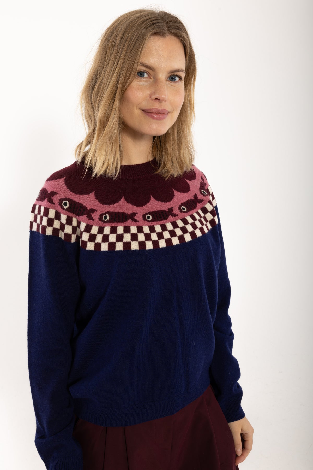 Strickpullover mit fancy Fairisle Style im Checkerboard mit Fischen und Blütenblttern, rosa,bordeau und blau harmonieren perfekt.