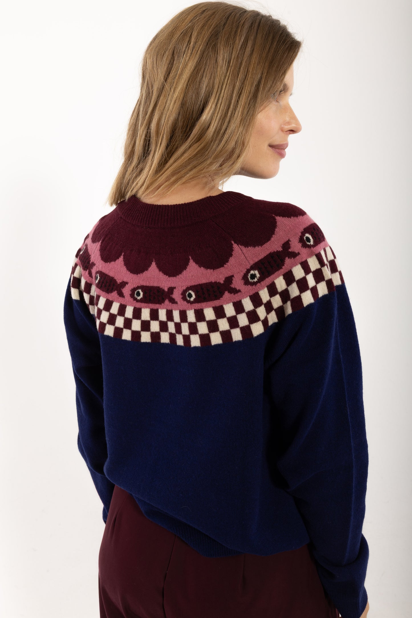 Strickpullover mit fancy Fairisle Style im Checkerboard mit Fischen und Blütenblttern, rosa,bordeau und blau harmonieren perfekt.