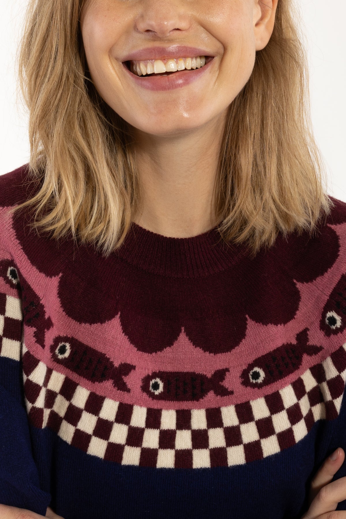 Strickpullover mit fancy Fairisle Style im Checkerboard mit Fischen und Blütenblttern, rosa,bordeau und blau harmonieren perfekt.