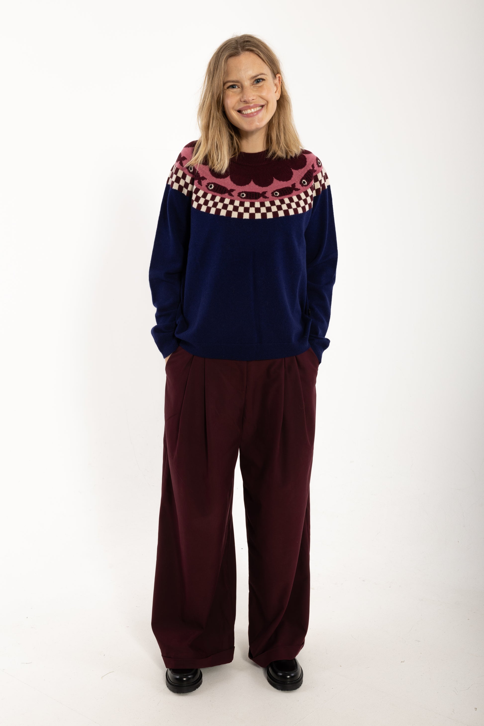 Strickpullover mit fancy Fairisle Style im Checkerboard mit Fischen und Blütenblttern, rosa,bordeau und blau harmonieren perfekt.