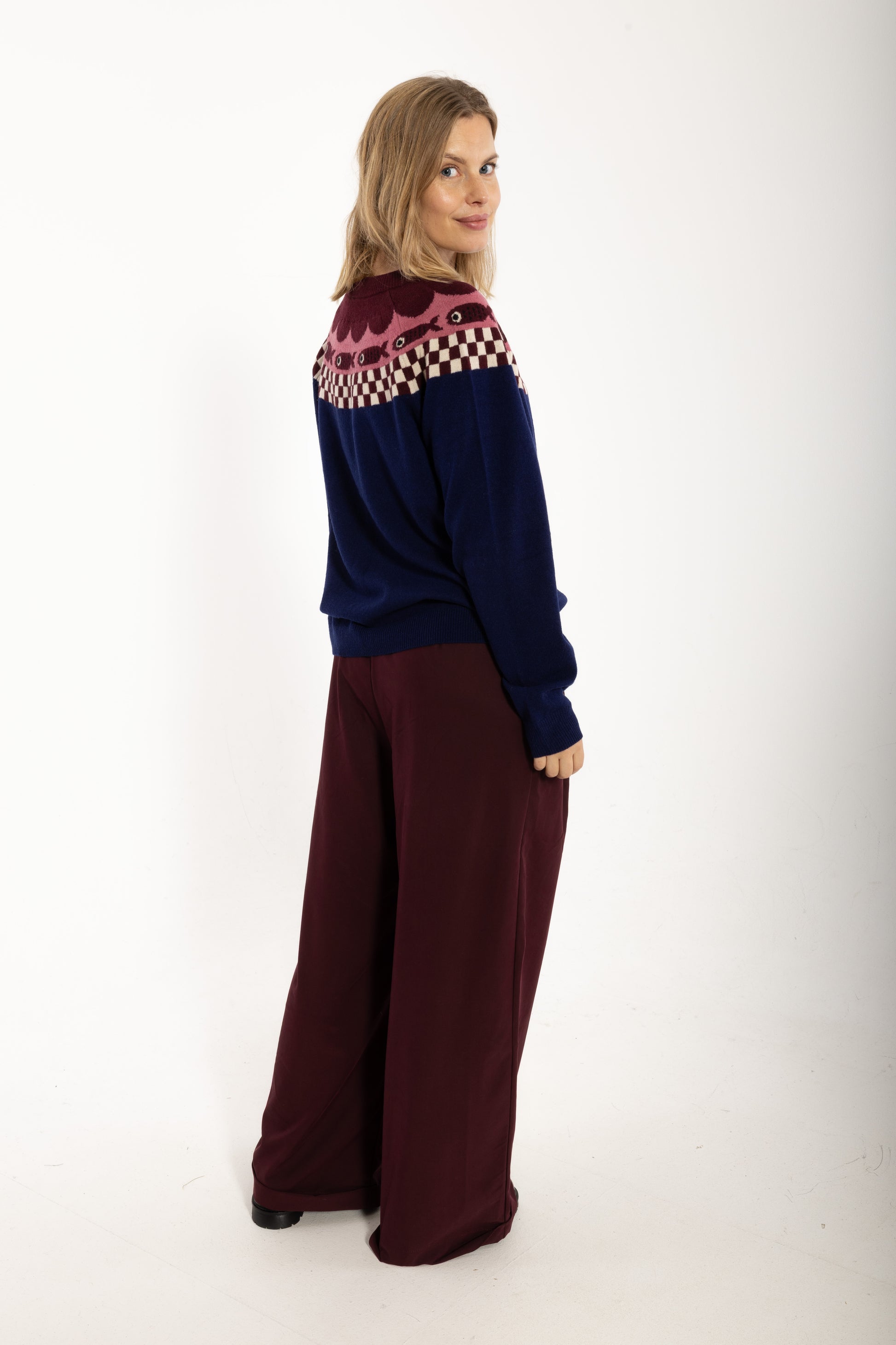Strickpullover mit fancy Fairisle Style im Checkerboard mit Fischen und Blütenblttern, rosa,bordeau und blau harmonieren perfekt.