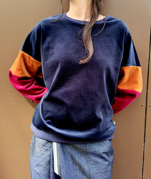 Weiches Organic Nicky Sweatshirt für Damen mit retro Colourblock Streifen am Ärmel.