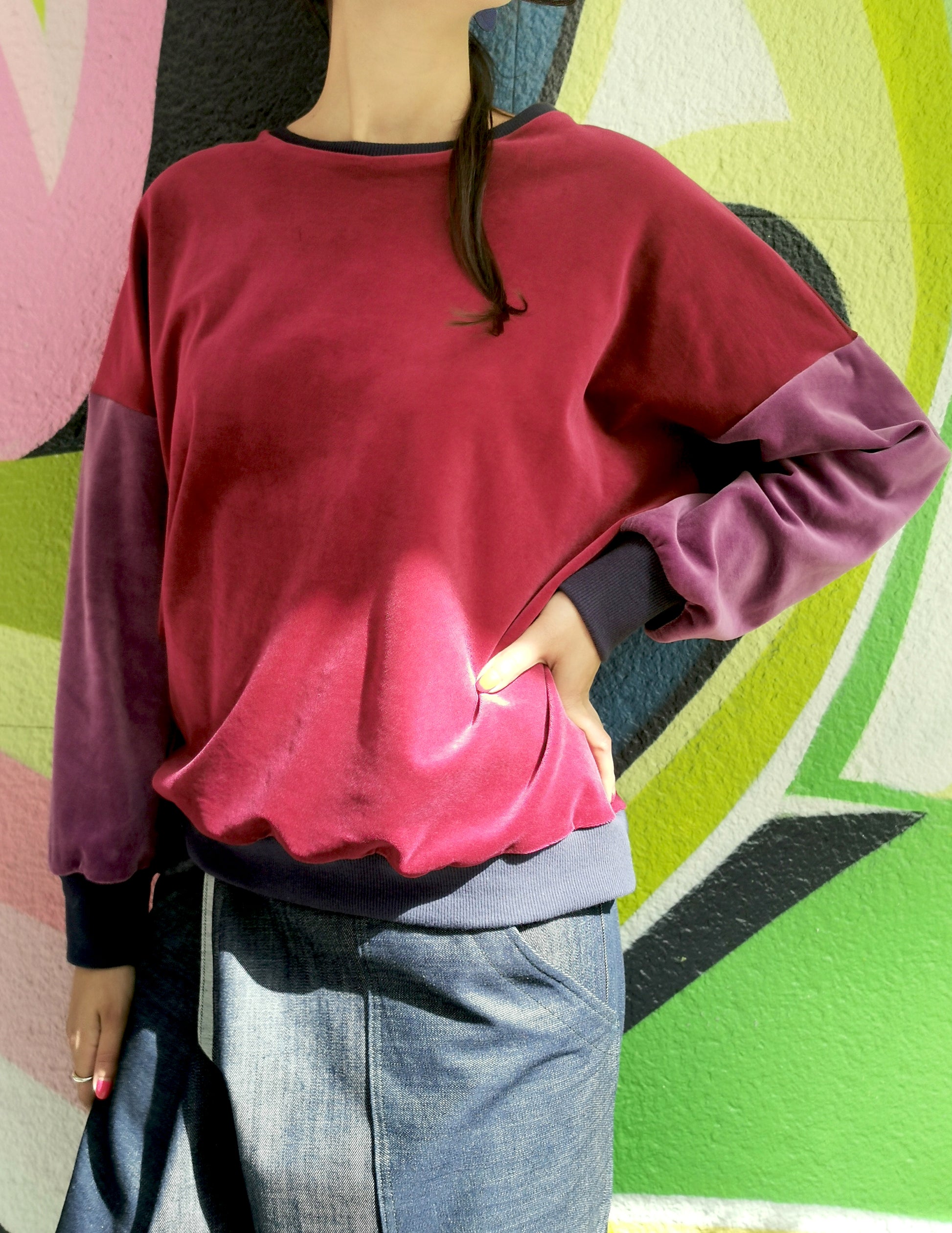 Weiches Organic Nicky Sweatshirt für Damen mit retro Colourblock Streifen am Ärmel.