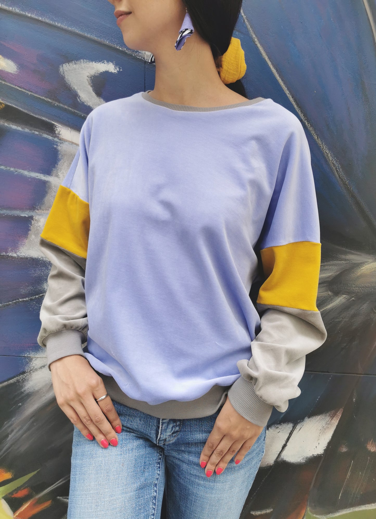 Weiches Organic Nicky Sweatshirt für Damen mit retro Colourblock Streifen am Ärmel.