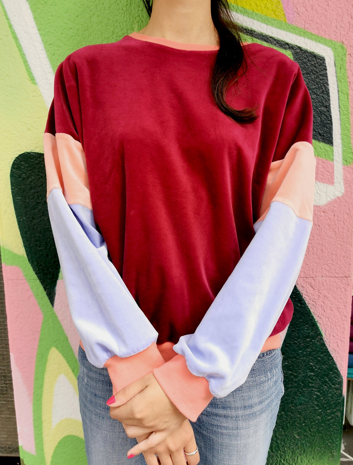 Weiches Organic Nicky Sweatshirt für Damen mit retro Colourblock Streifen am Ärmel.