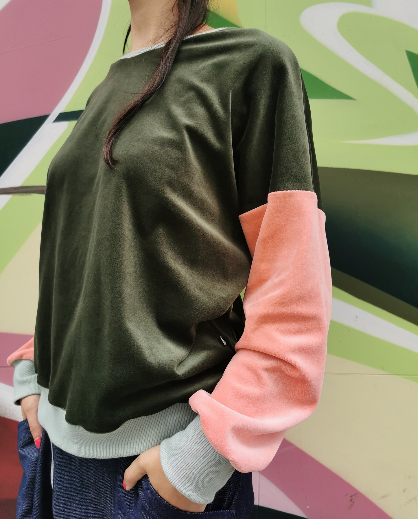 Weiches Organic Nicky Sweatshirt für Damen mit retro Colourblock Streifen am Ärmel.