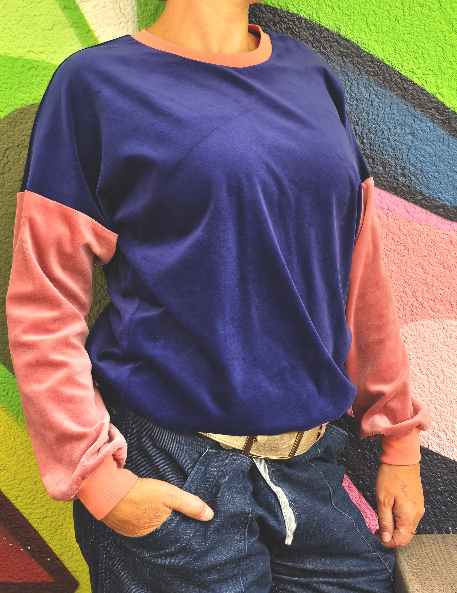 Kuschelig weicher Nicky Pullover im klassischen Sweatshirt Style mit überschnittener Schuter, blau und rosa mit apricot Bündchen.