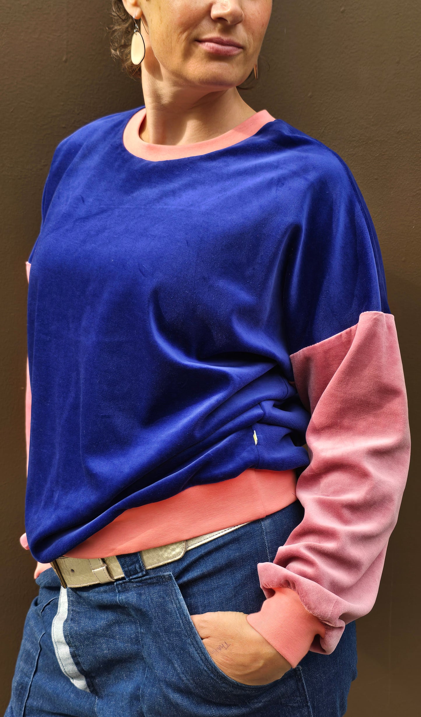 Kuschelig weicher Nicky Pullover im klassischen Sweatshirt Style mit überschnittener Schuter, blau und rosa mit apricot Bündchen.