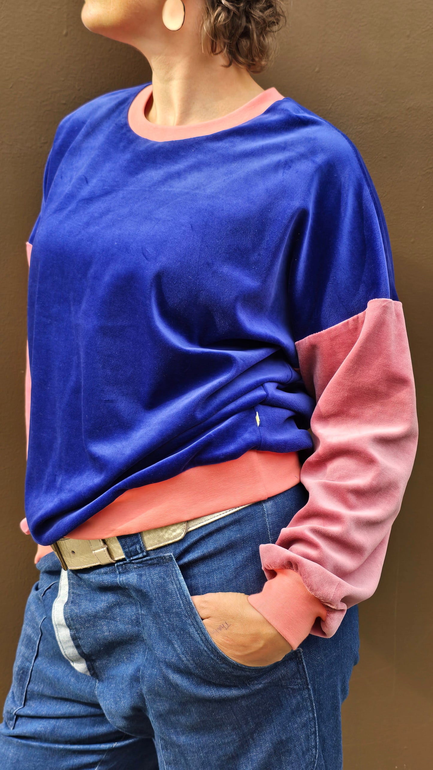 Kuschelig weicher Nicky Pullover im klassischen Sweatshirt Style mit überschnittener Schuter, blau und rosa mit apricot Bündchen.