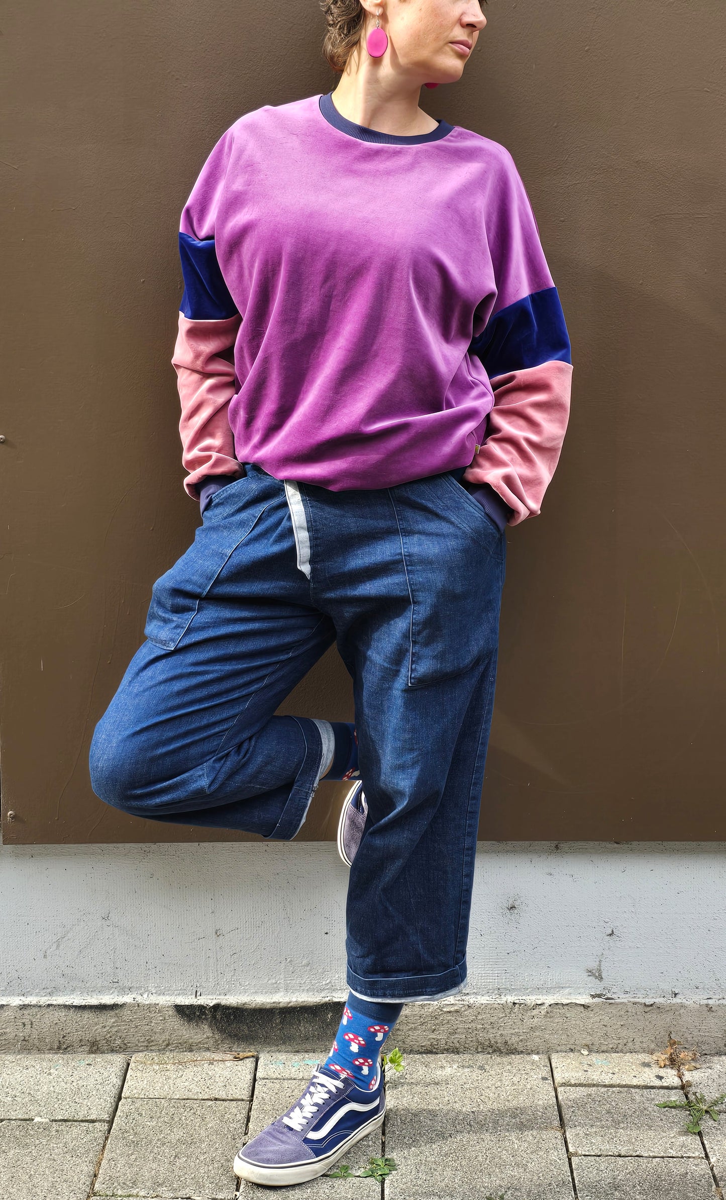 Kuschelig weicher Nicky Pullover im klassischen Sweatshirt Style mit überschnittener Schuter, lila, blau und rosa mit dunkelblau Bündchen.