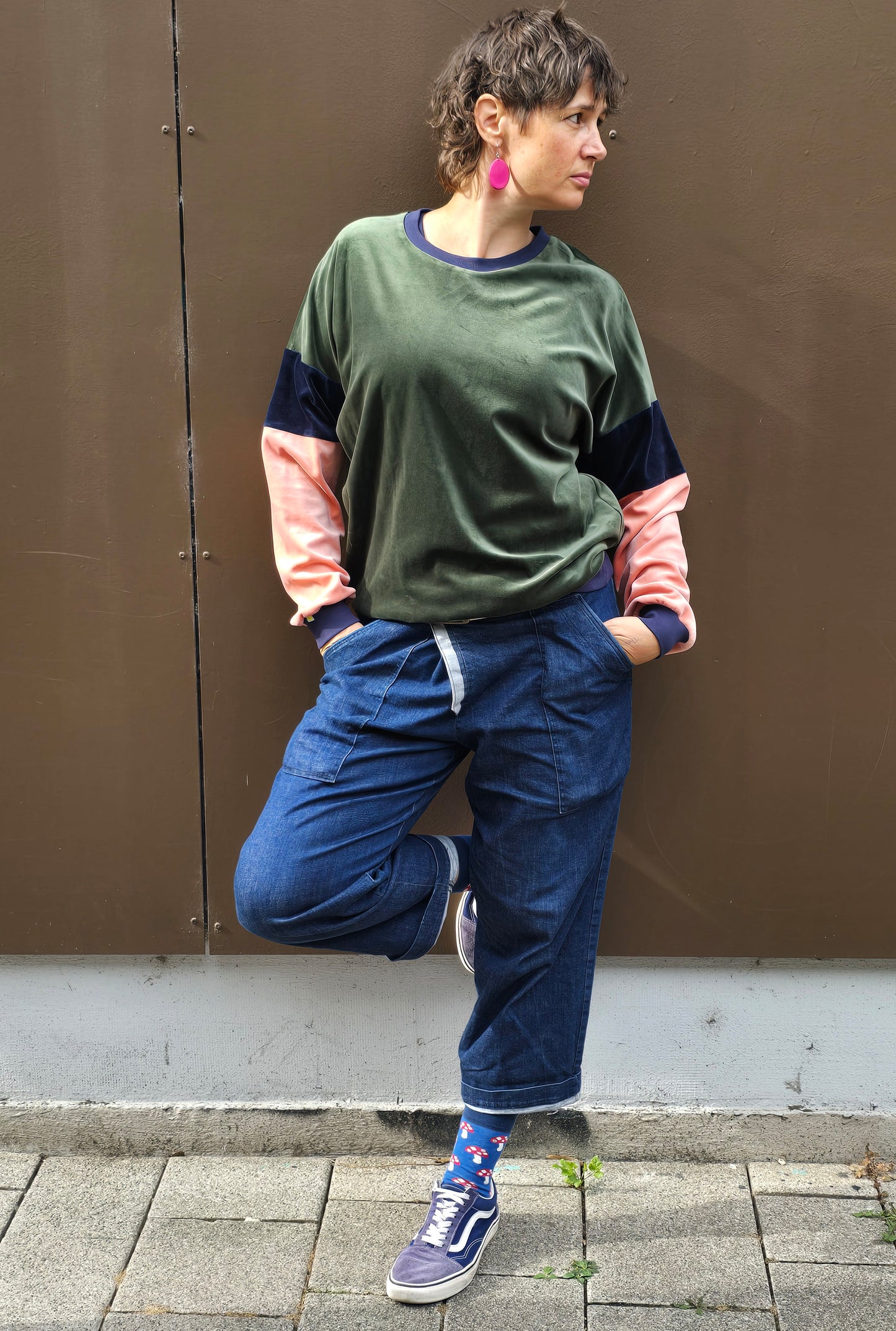 Kuschelig weicher Nicky Pullover im klassischen Sweatshirt Style mit überschnittener Schuter, oliv, blau und apricot mit dunkelblau Bündchen.
