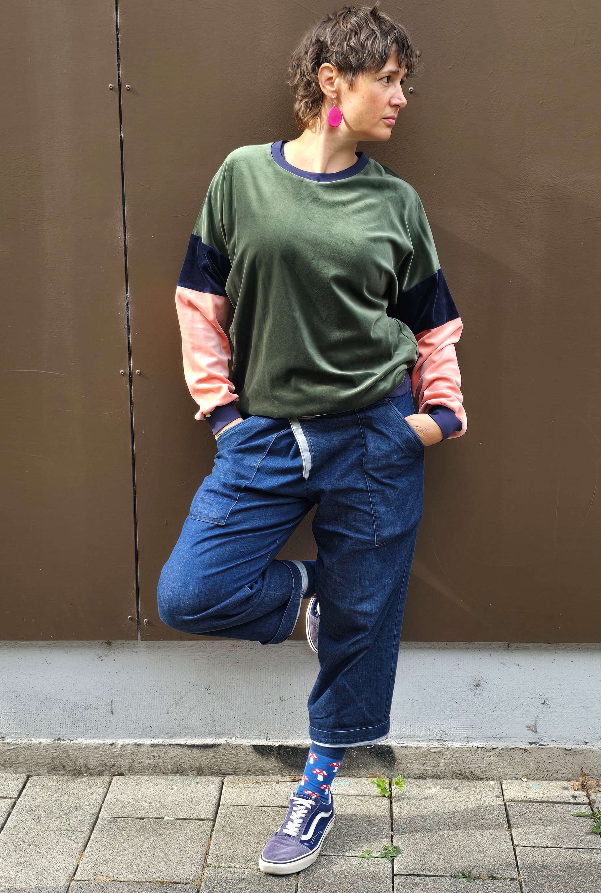 Kuschelig weicher Nicky Pullover im klassischen Sweatshirt Style mit überschnittener Schuter, oliv, blau und apricot mit dunkelblau Bündchen.