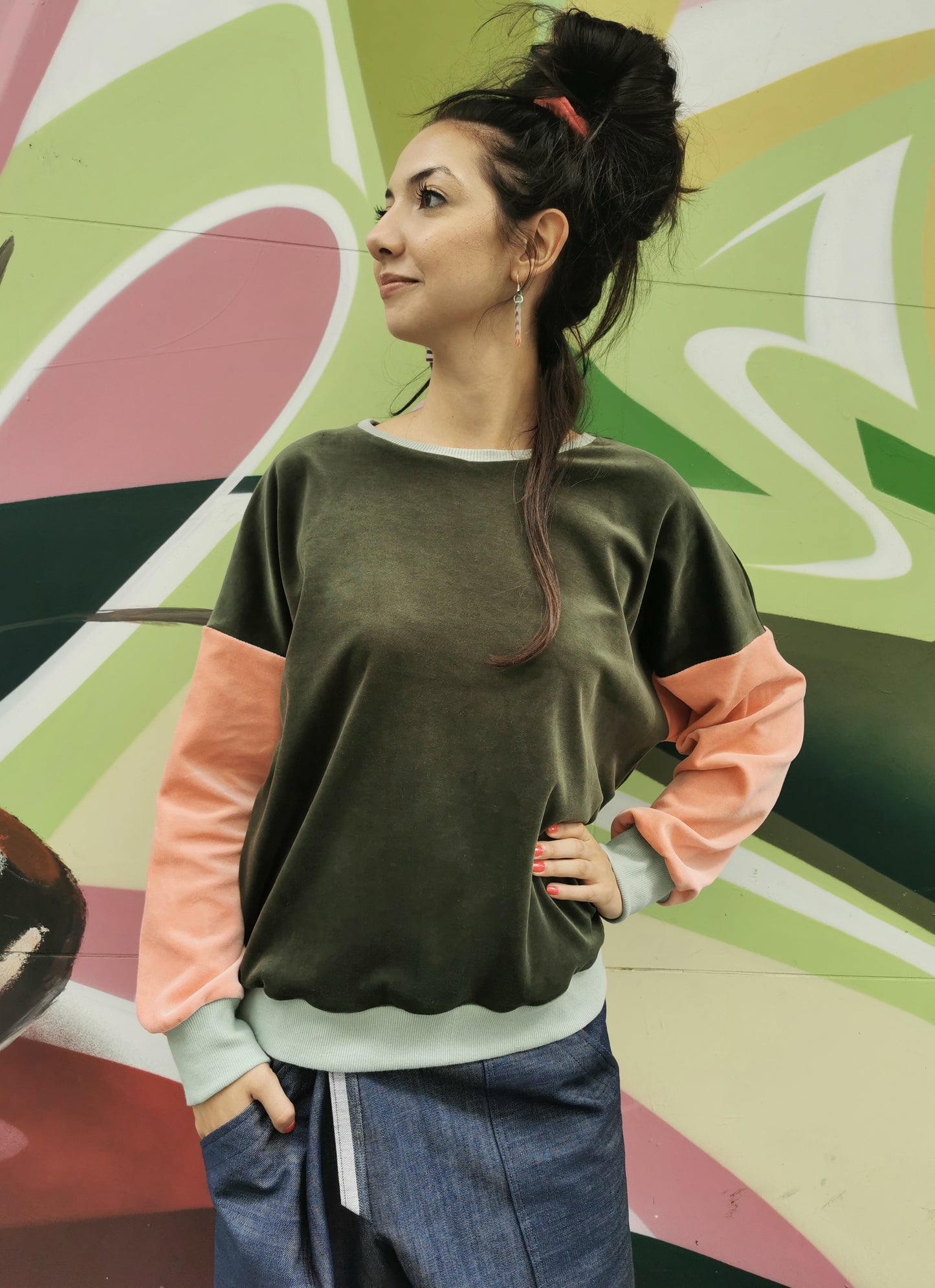 Weiches Organic Nicky Sweatshirt für Damen mit retro Colourblock Streifen am Ärmel.
