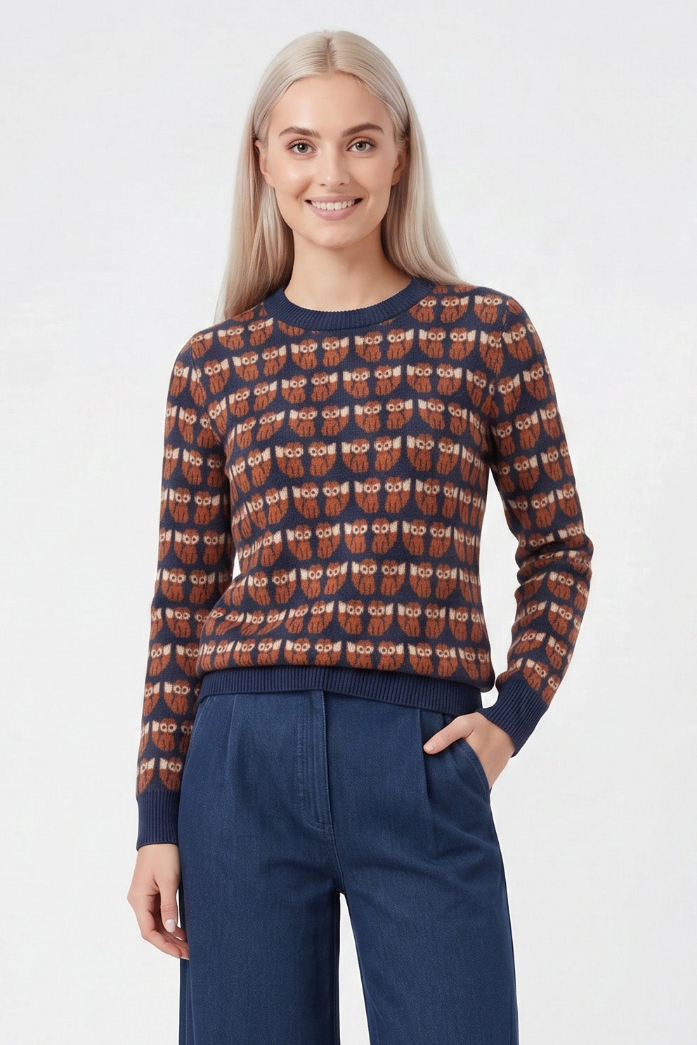 Stickpullover in dunkelblau mit orange Fuchsmuster allover, cute und retro in einem, Klassischer Pulloverschnitt.