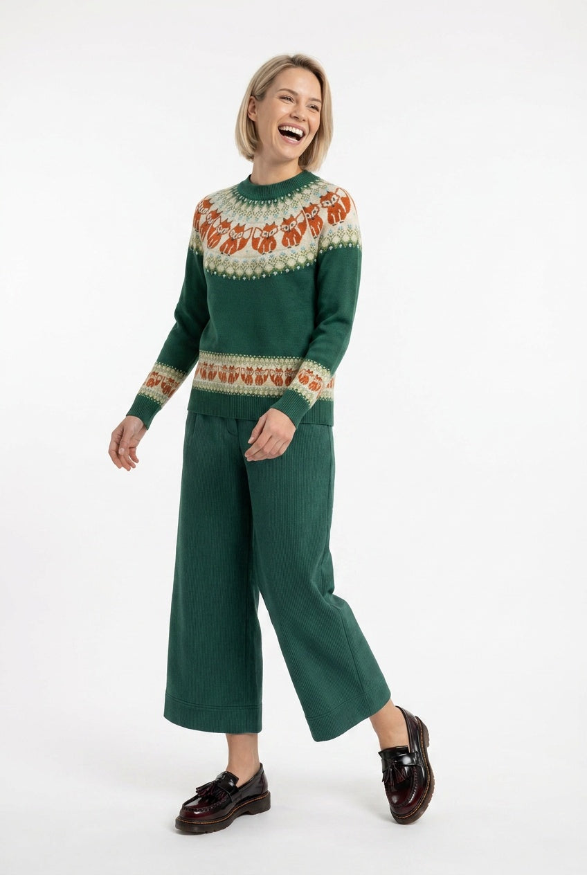 Gestrickter Pullover aus Biobaumwolle im Fairsle Stil mit rundlaufendem Fuchsmuster in orange und grün, an den Ärmeln gibt es ebenfalls eine kleinere Borte im selben Muster.
