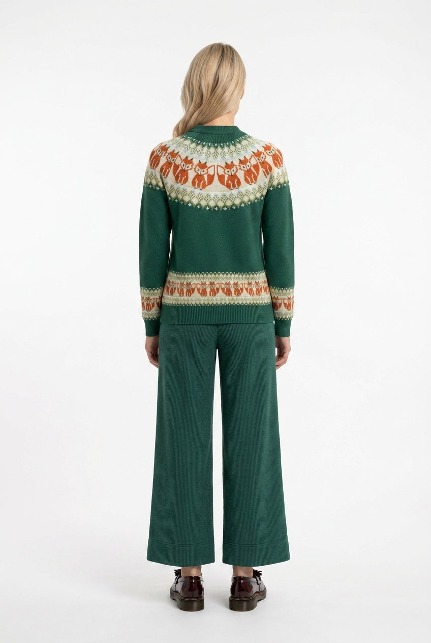 Gestrickter Pullover aus Biobaumwolle im Fairsle Stil mit rundlaufendem Fuchsmuster in orange und grün, an den Ärmeln gibt es ebenfalls eine kleinere Borte im selben Muster.